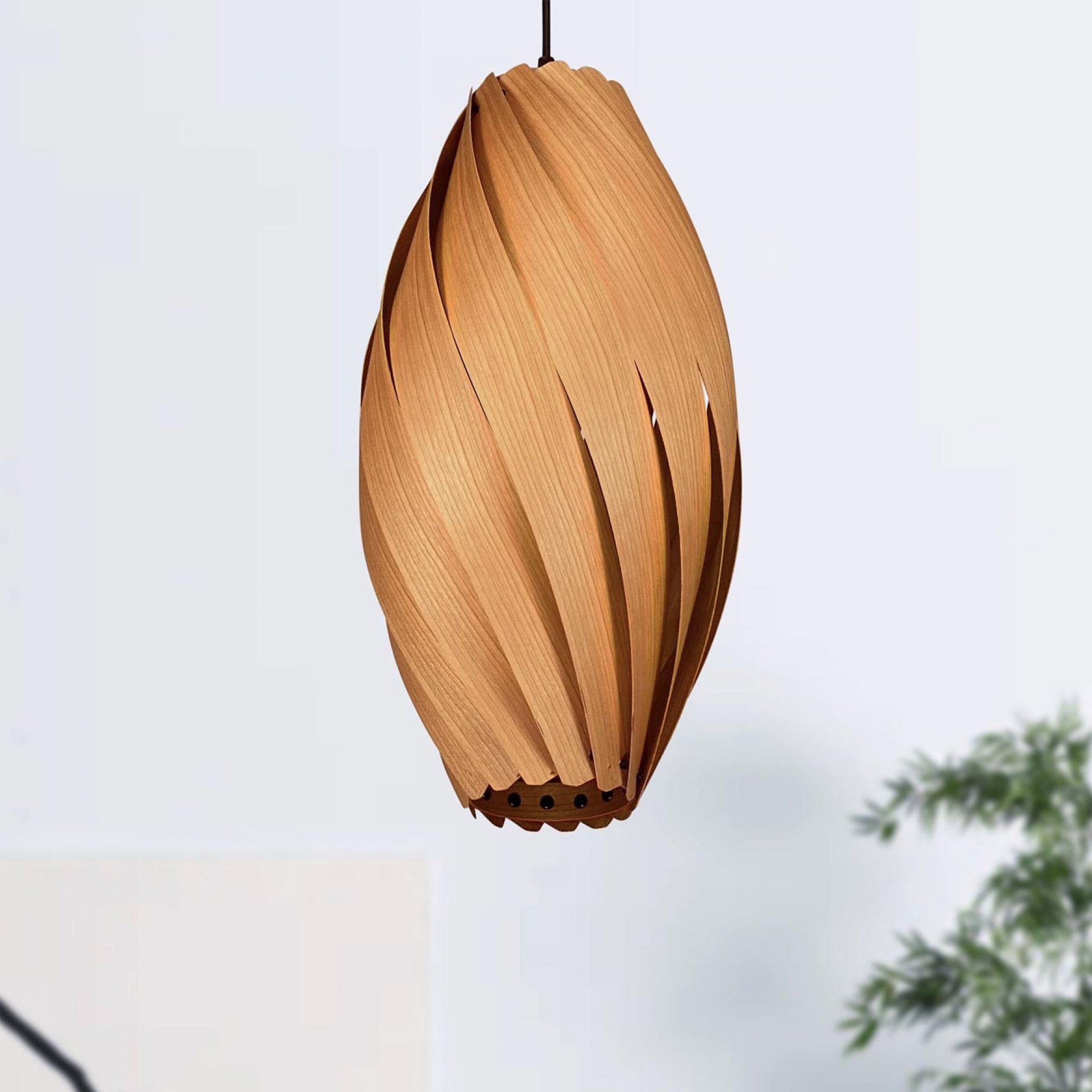 Ardére Hängeleuchte aus Kirschbaumholz, längliche Form, moderne Holzlampe für Wohnzimmer und Essbereich.