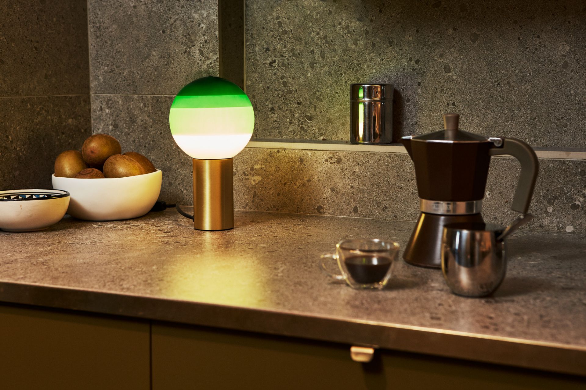 Dipping Light S LED Lampe de table Marset blanc perle - laiton