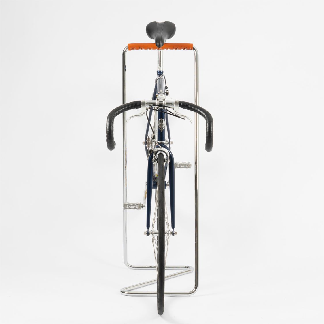 Z10 Fahrradständer von Tecta aus Edelstahl mit cognacfarbener Manschette und blauem Fahrrad.