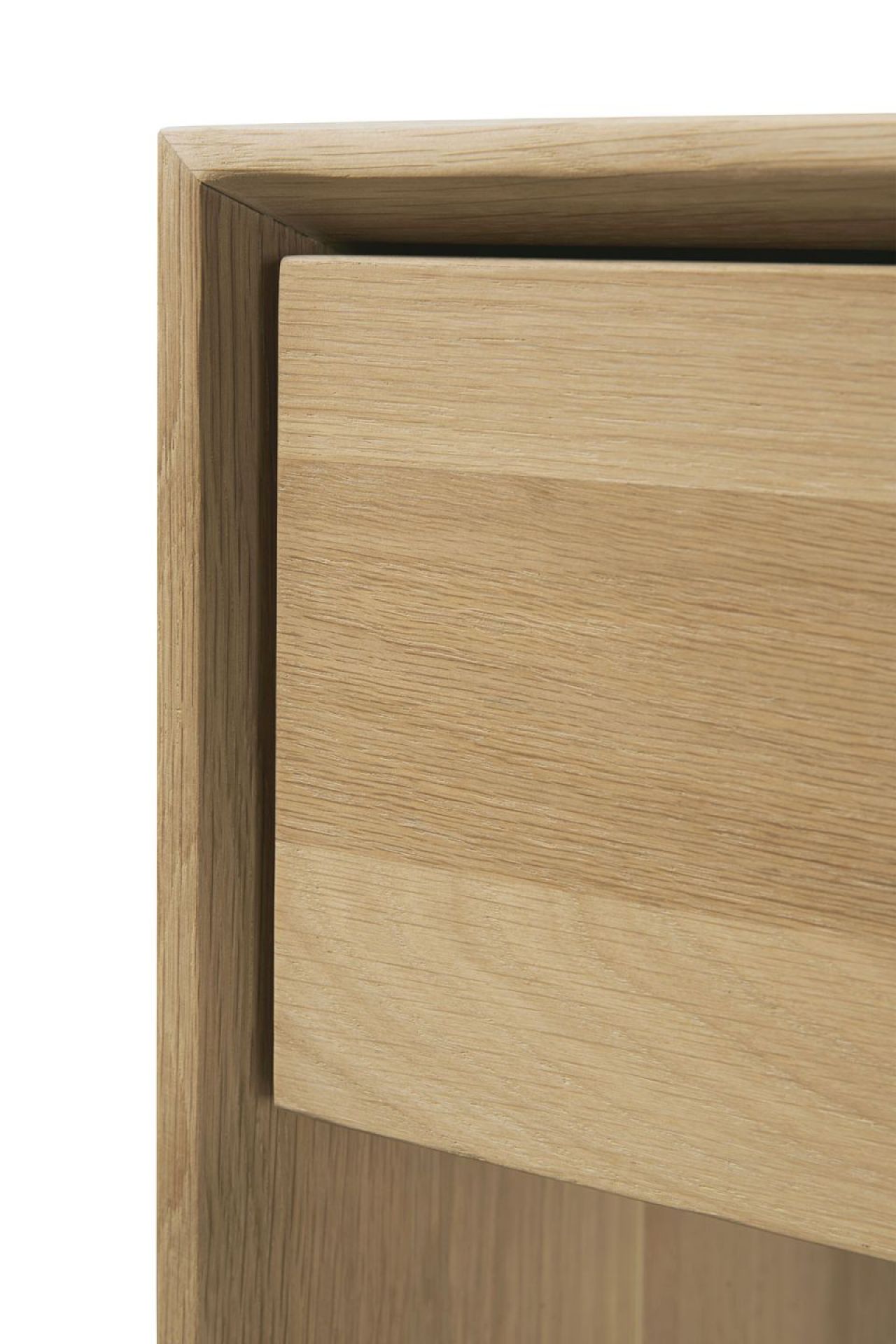 Detailaufnahme der Nordic Konsole aus Eiche von Ethnicraft: Schublade und Holzmaserung.