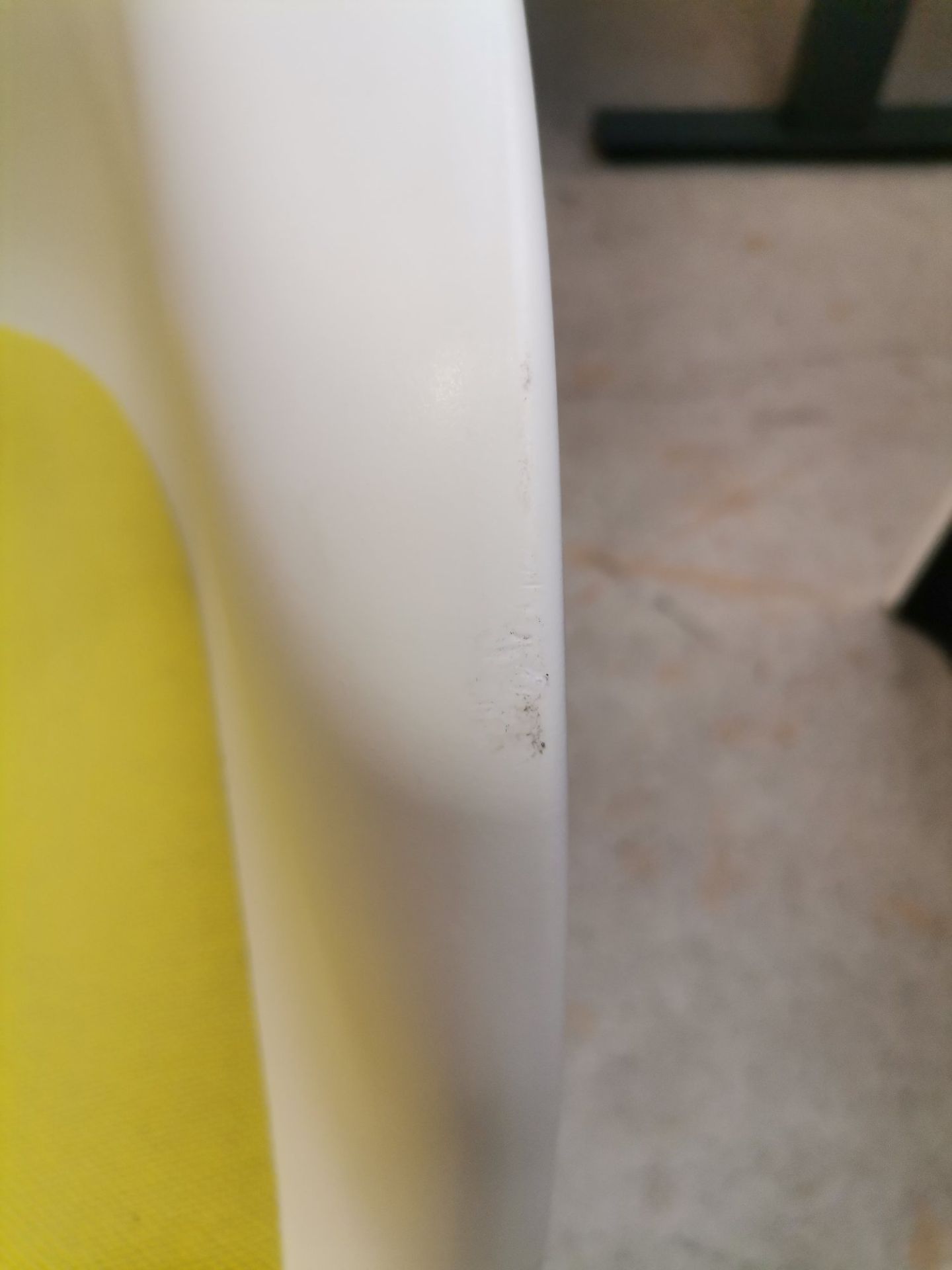 Eames Plastic Arm Chair DAR chaise avec coussin d'assise Vert / Jaune Vitra OBJECTS IMPARFAITS