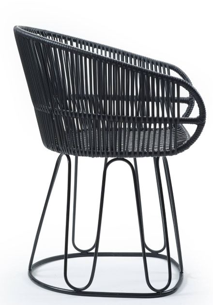 Circo Dining Chair chaise d'extérieur ames Noir mat / Noir Schwarzer Circo Stuhl von ames für den Außenbereich, Rattangeflecht und Metallgestell, seitliche Ansicht.