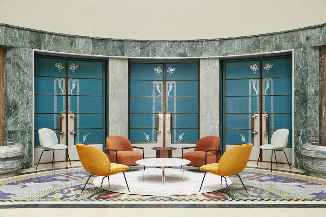 Epic Coffee Table Table basse 60 Earthy Red Acier Gubi Gubi Epic Coffee Table Couchtisch 60 Earthy Red Stahl in stilvollem Interieur mit Stühlen.