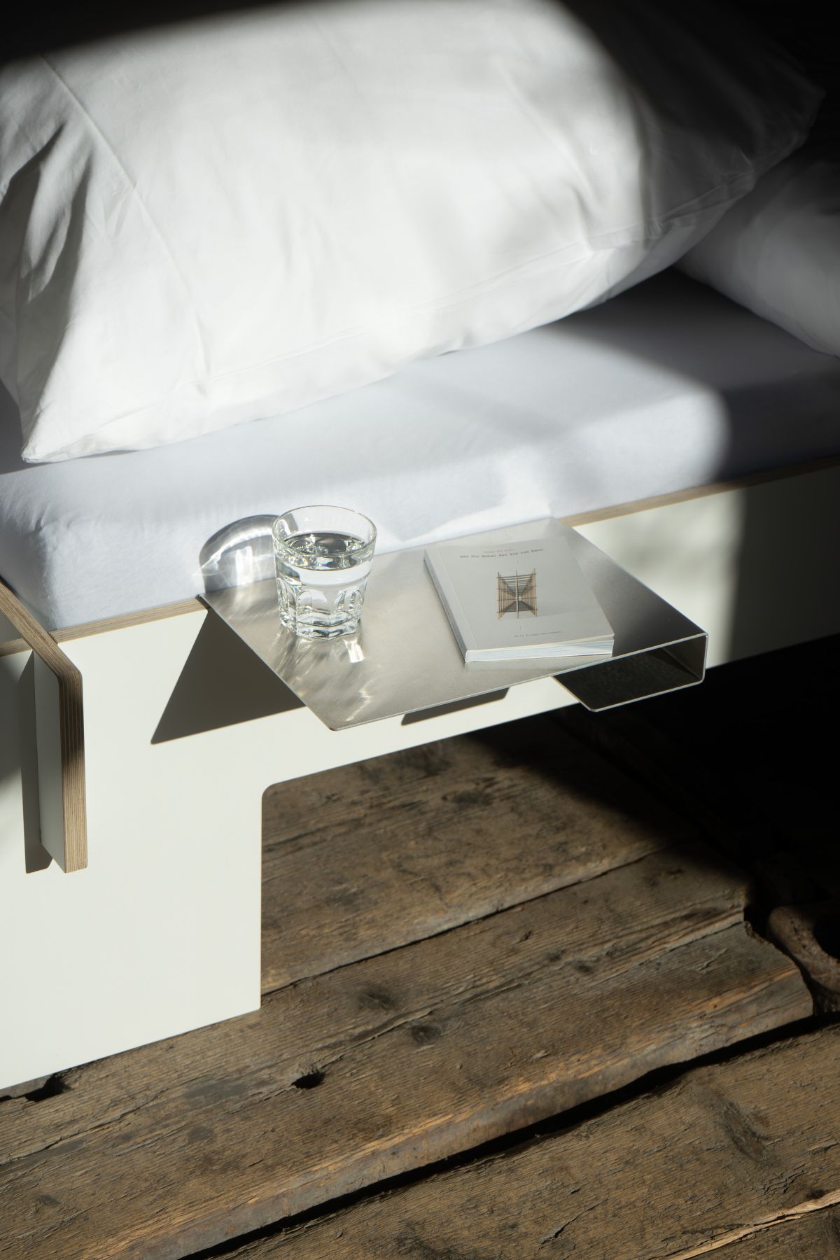 Bord de lit Facile Tablette latérale pour loir / voleur de jours Nils Holger Moormann