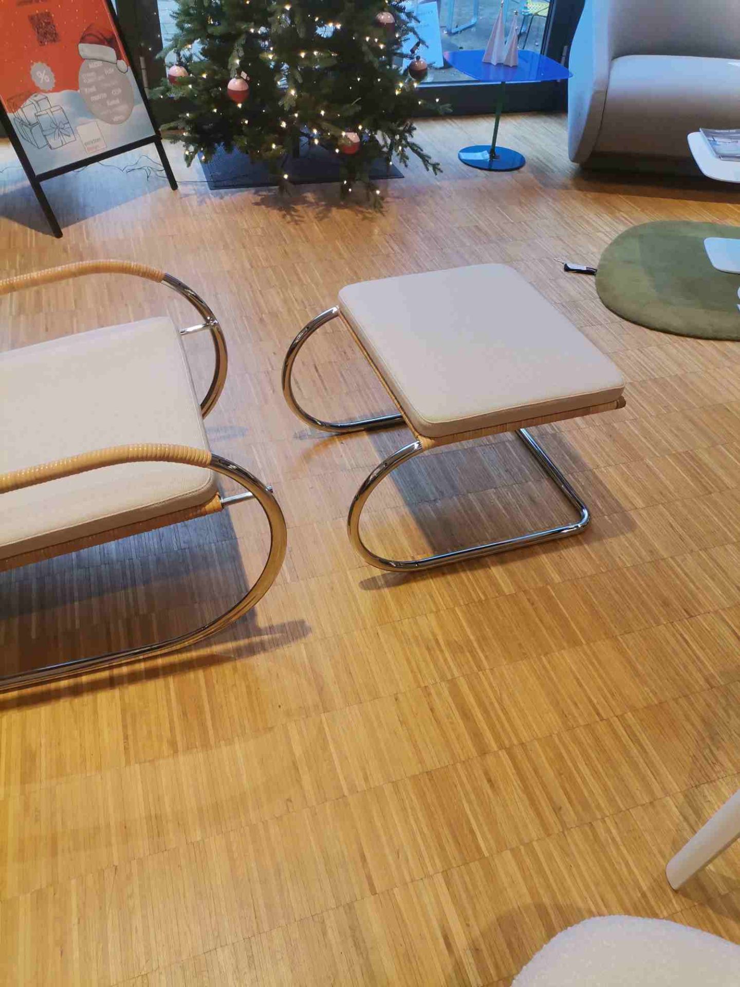D35-1 Fauteuil en porte-à-faux avec pouf TISSU NATUREL / TISSU II ARCO CALLA Tecta PIÈCE D'EXPOSITION