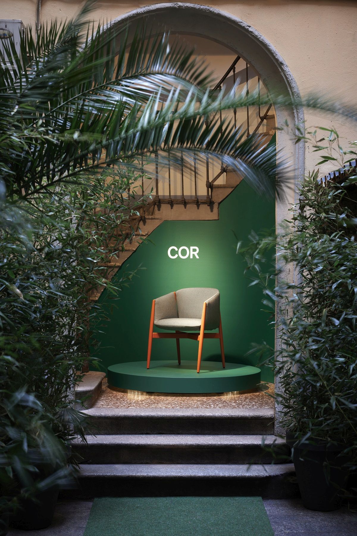 Chaise Kagu avec accoudoirs piètement bois Cor