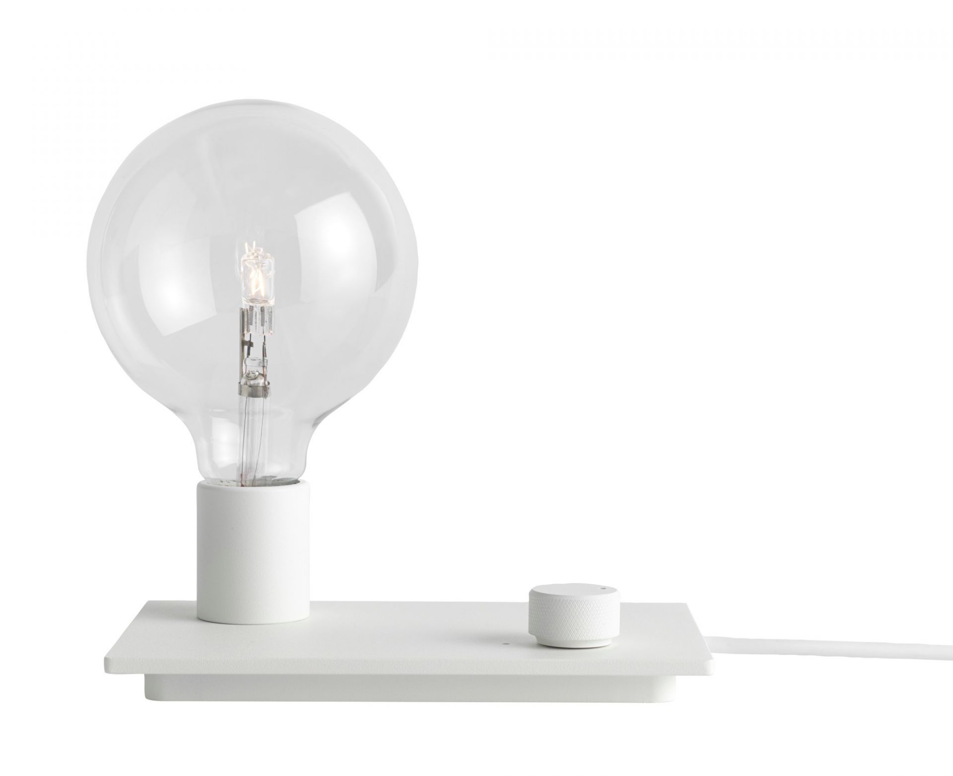 Weiße Control Tischleuchte von Muuto mit Dimmer und großer Glühbirne. Modernes Design.
