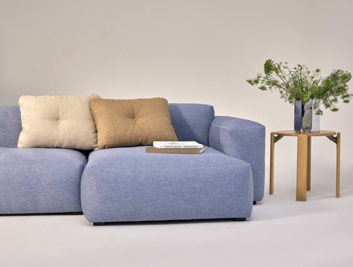 Blaues Mags Sofa mit Armlehne rechts, Tartaglia Stoff, beige Naht und Kissen.