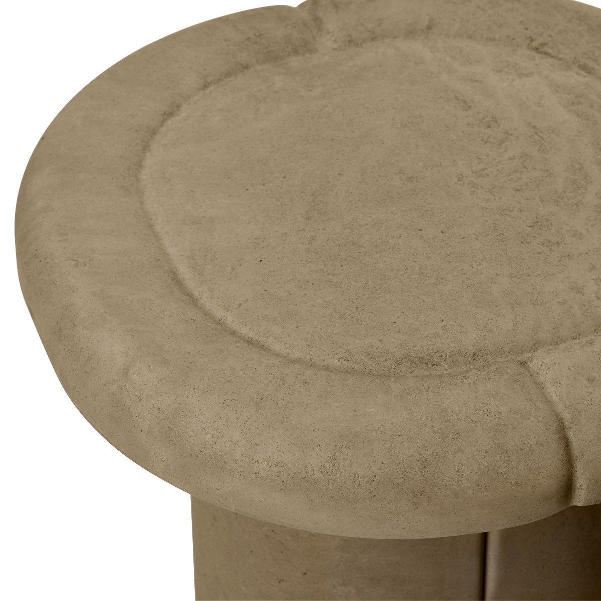 Nahaufnahme des Alder Beistelltisches von Mater, geeignet für drinnen und draußen.