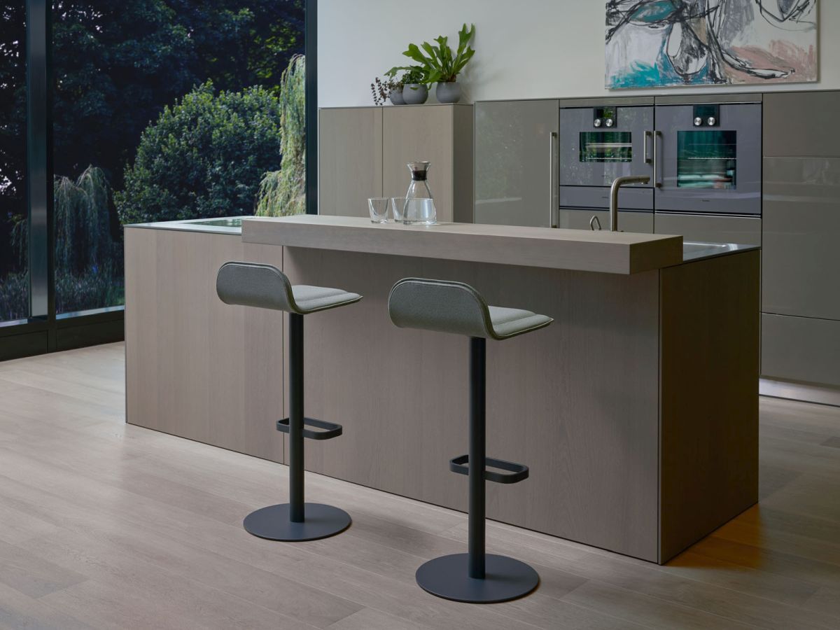 Tabouret de bar Dave anthracite avec assise rembourrée rouge vin Moree