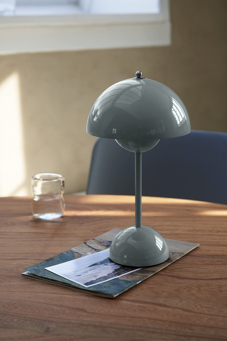 Flowerpot VP9 Portable Lampe à batterie / Lampe de table avec USB AndTradition Stone blue