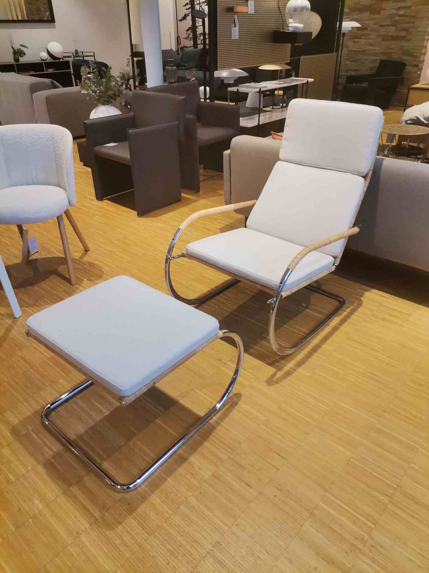 D35-1 Fauteuil en porte-à-faux avec pouf TISSU NATUREL / TISSU II ARCO CALLA Tecta PIÈCE D'EXPOSITION