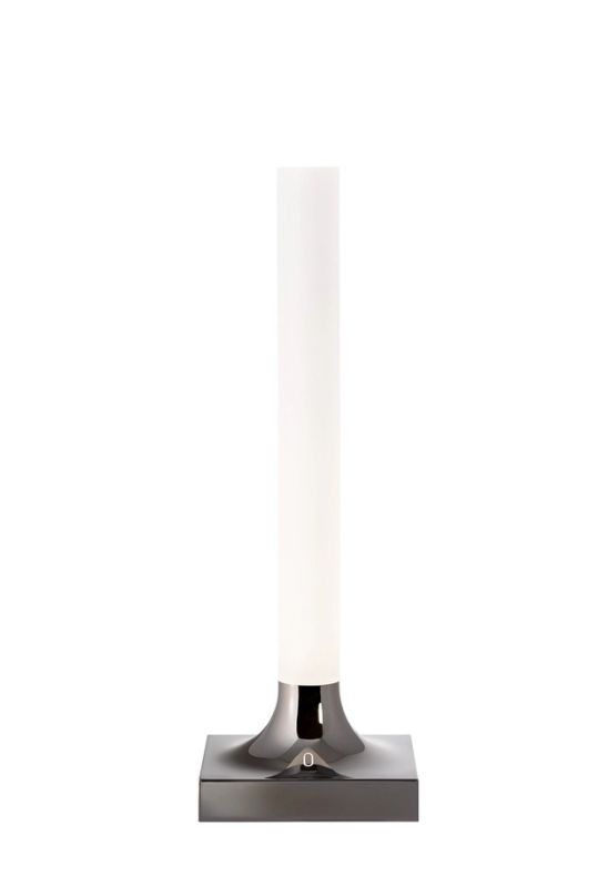 Goodnight Leuchte von Kartell: Moderne Akkulampe mit silberfarbenem Sockel und zylindrischem Leuchtkörper.