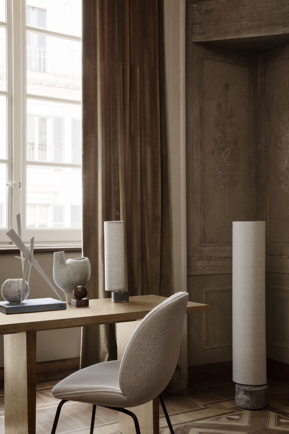 Private Desk Bureau placage en chêne teinté clair Gubi Private Desk Schreibtisch Eiche hell gebeizt von Gubi mit Stuhl und Lampen in stilvollem Interieur.