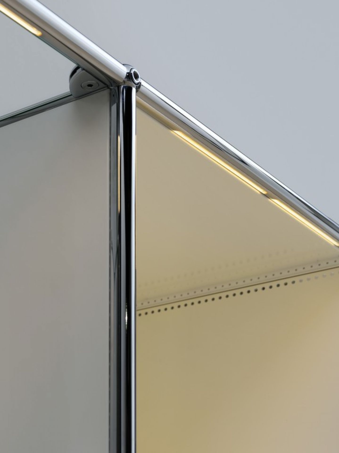 E Sideboard illuminé 9 tiroirs rouge rubis USM Haller