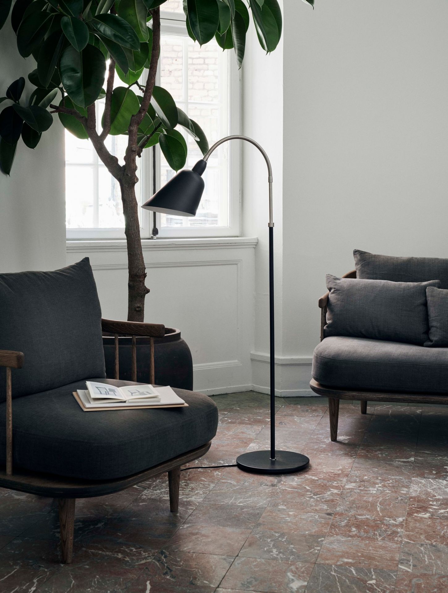 Bellevue AJ7 Stehleuchte Lampadaire Noir AndTradition