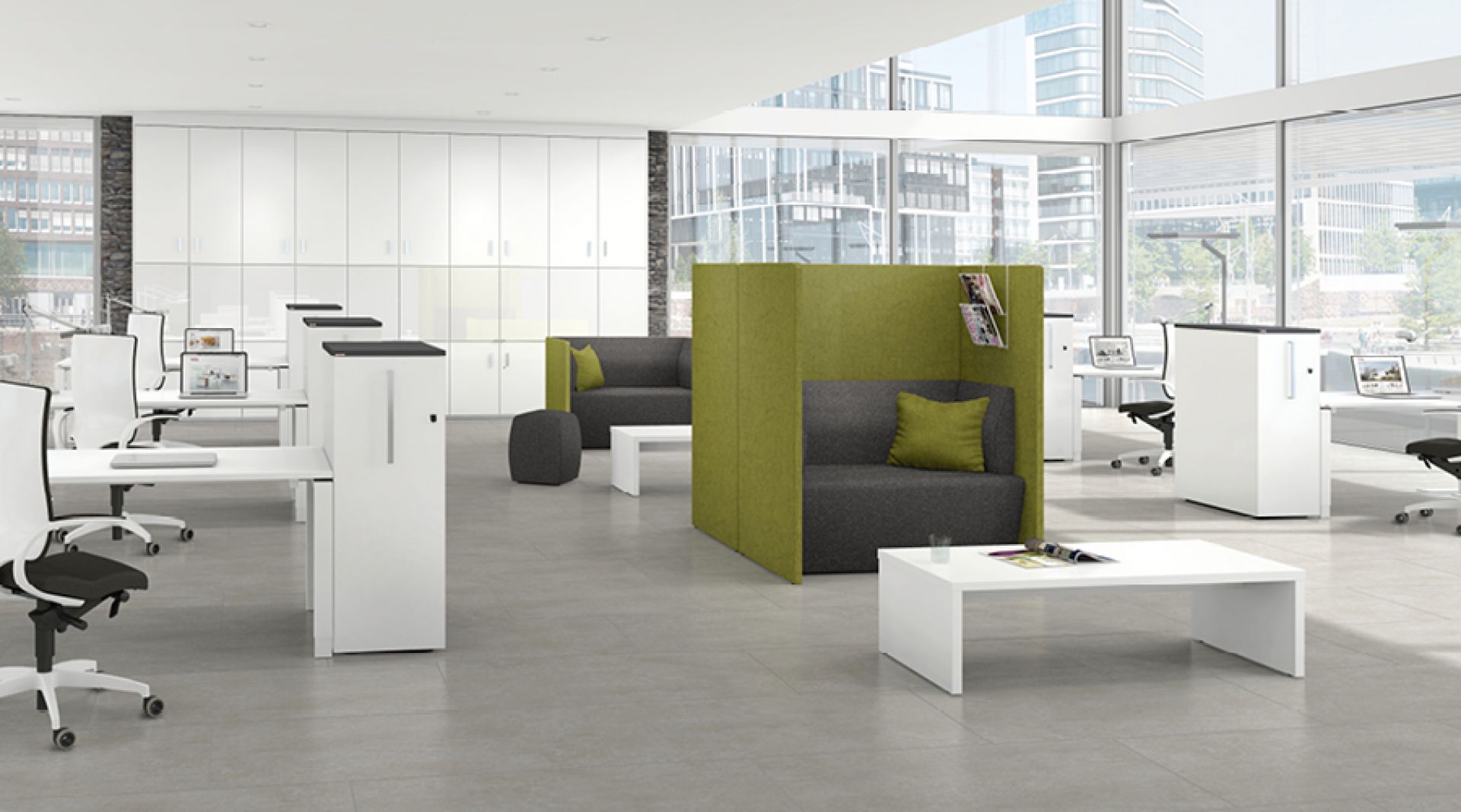 Moderner Büroraum mit Assmann Syneo Bench, Schreibtischen, Stauraum und Loungemöbeln für flexible Arbeitsbereiche.
