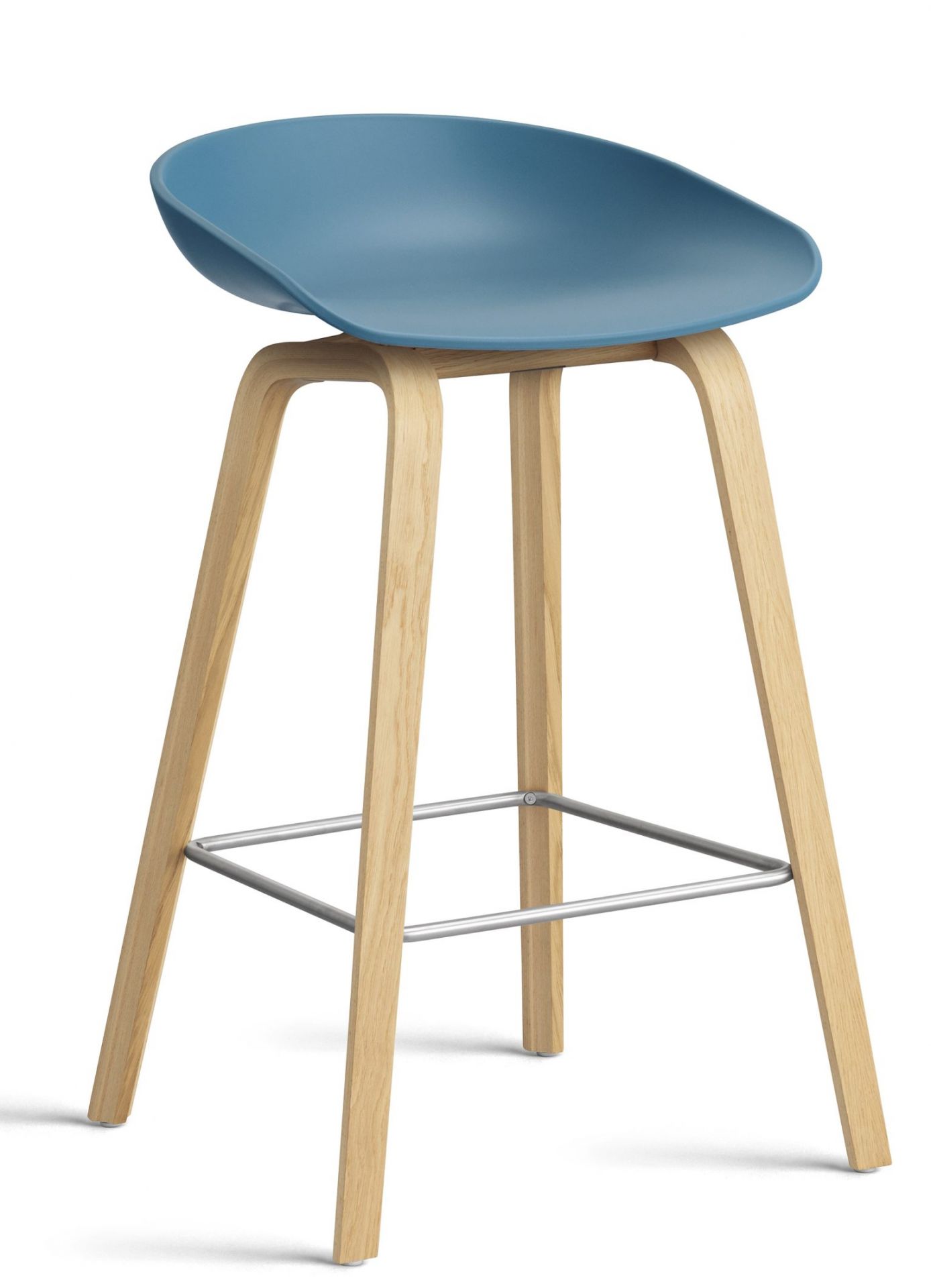 Hay About a Stool AAS32 Barhocker niedrig, Azure Blue Sitz, Holzgestell und Fußstütze.