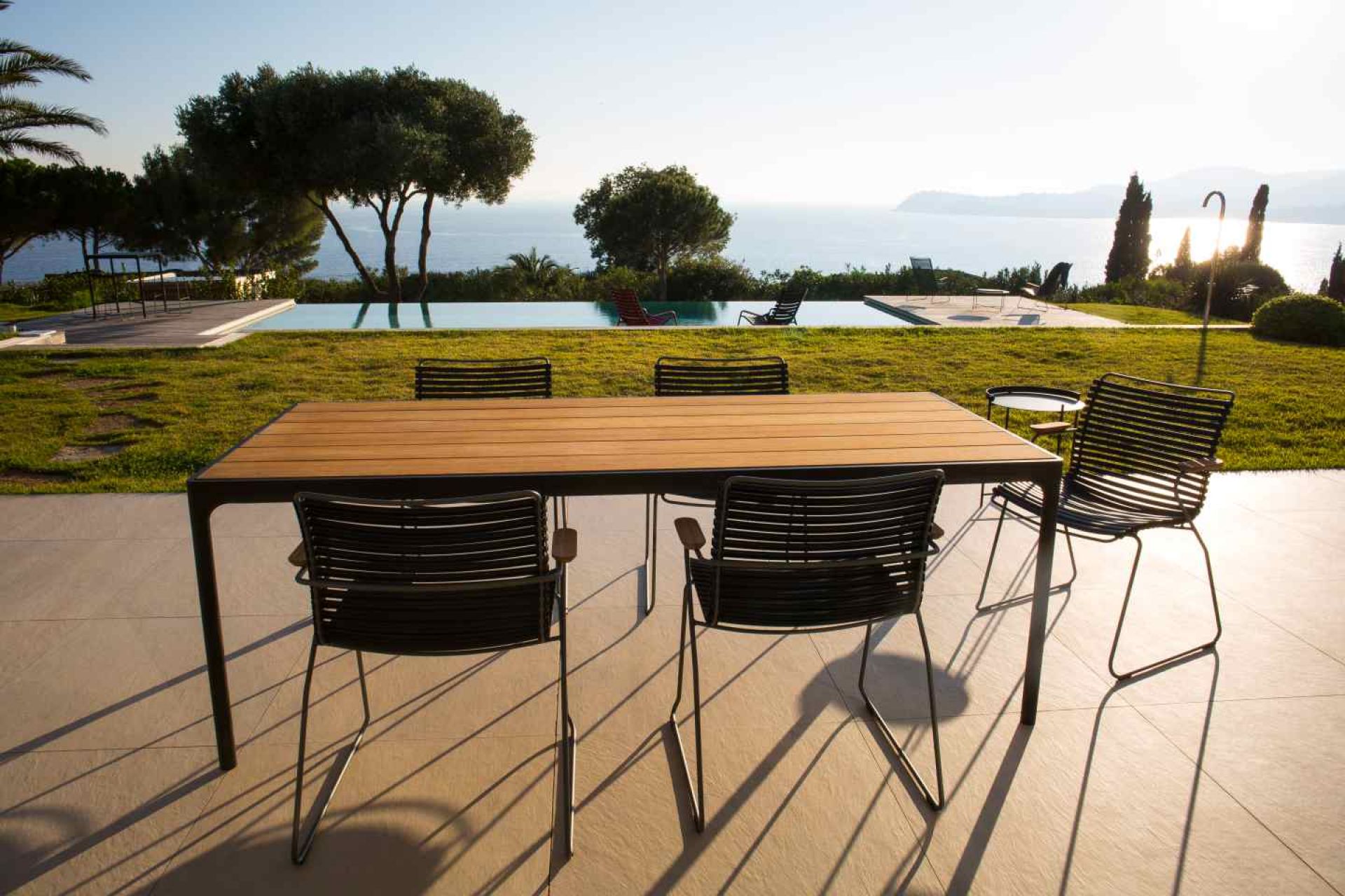 Four Dining table Outdoor Table à manger Houe