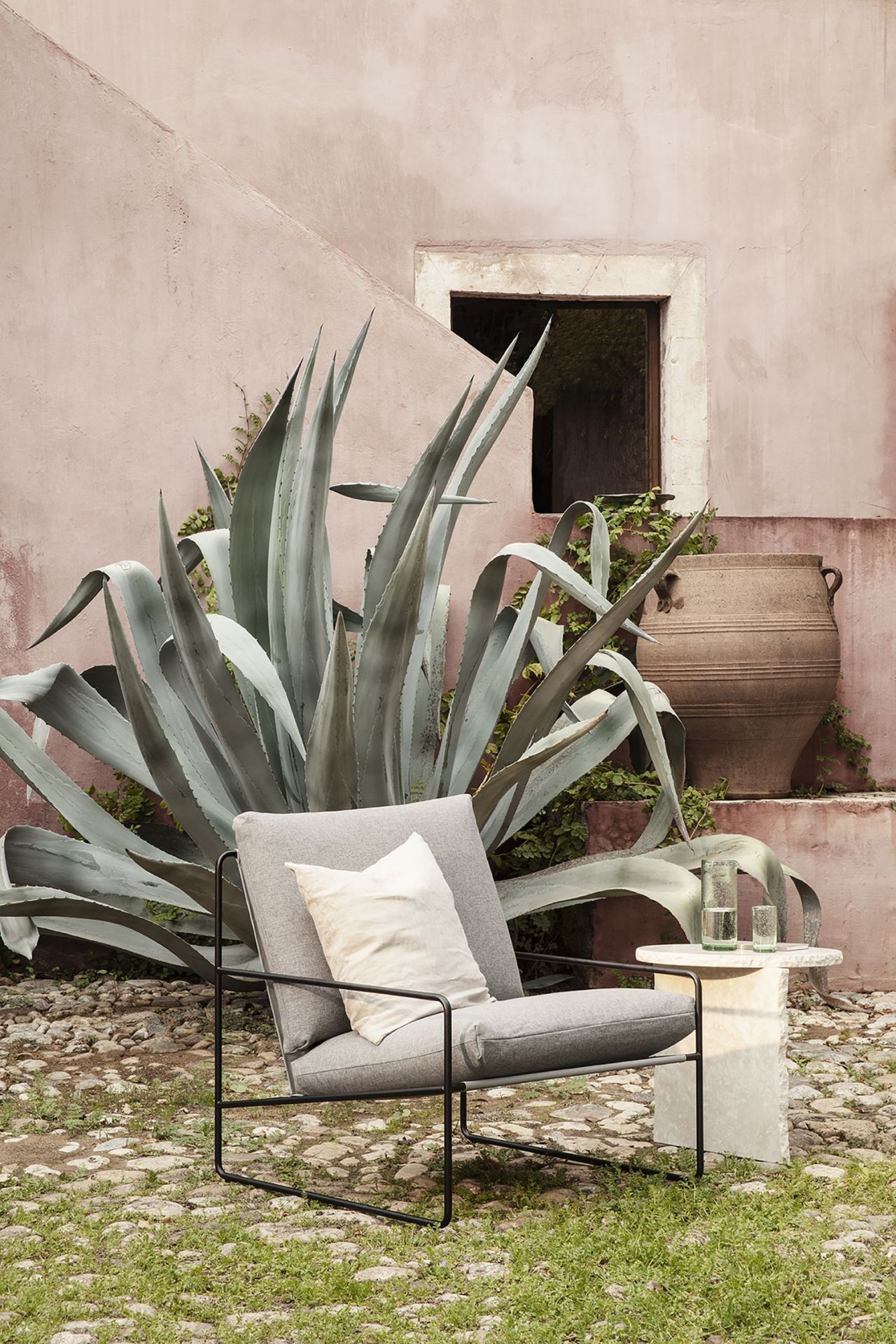 Desert Fauteuil 1 place extérieur piètement noir Ferm Living 