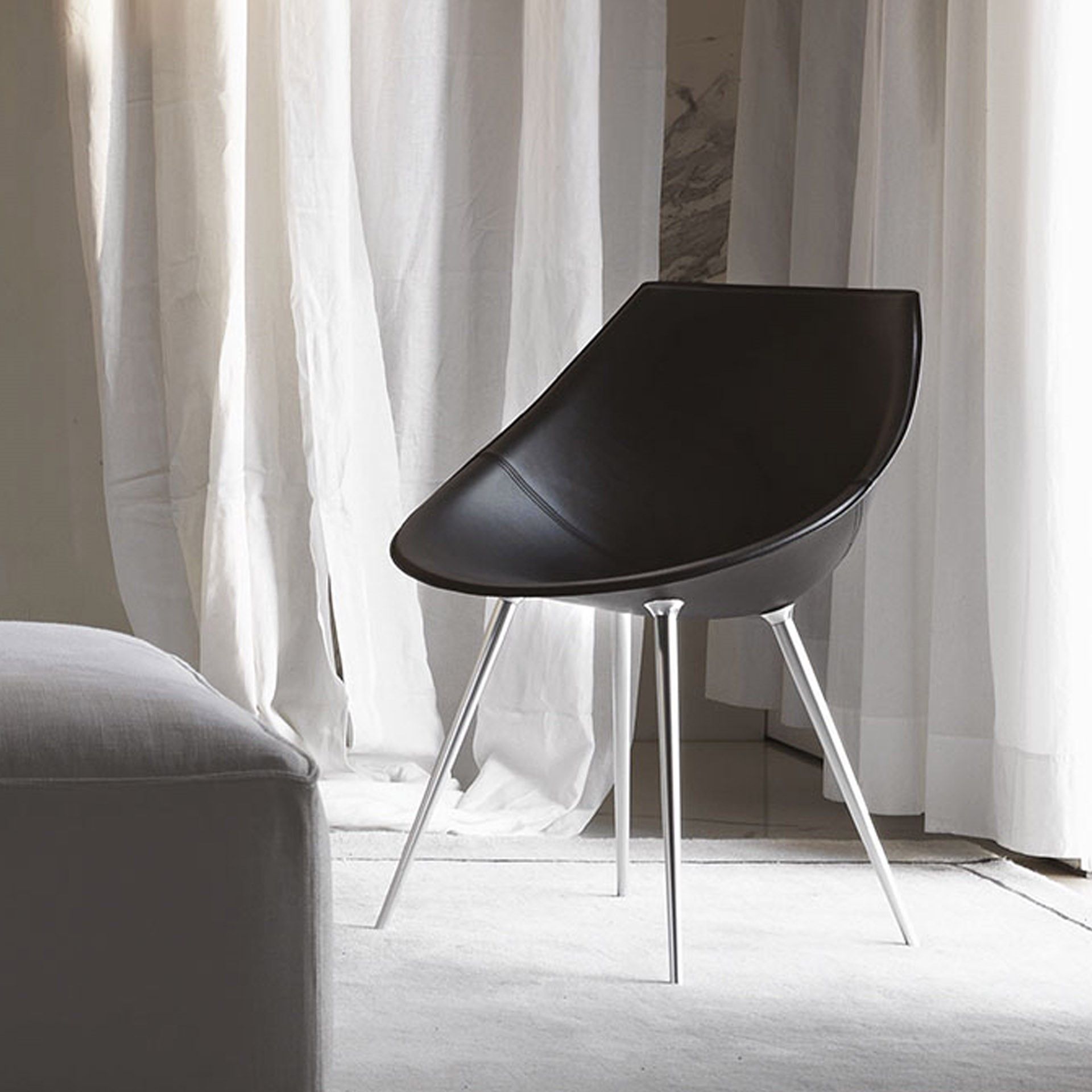 Fauteuil LAGO avec les jambes en cuir Driade beige foncé