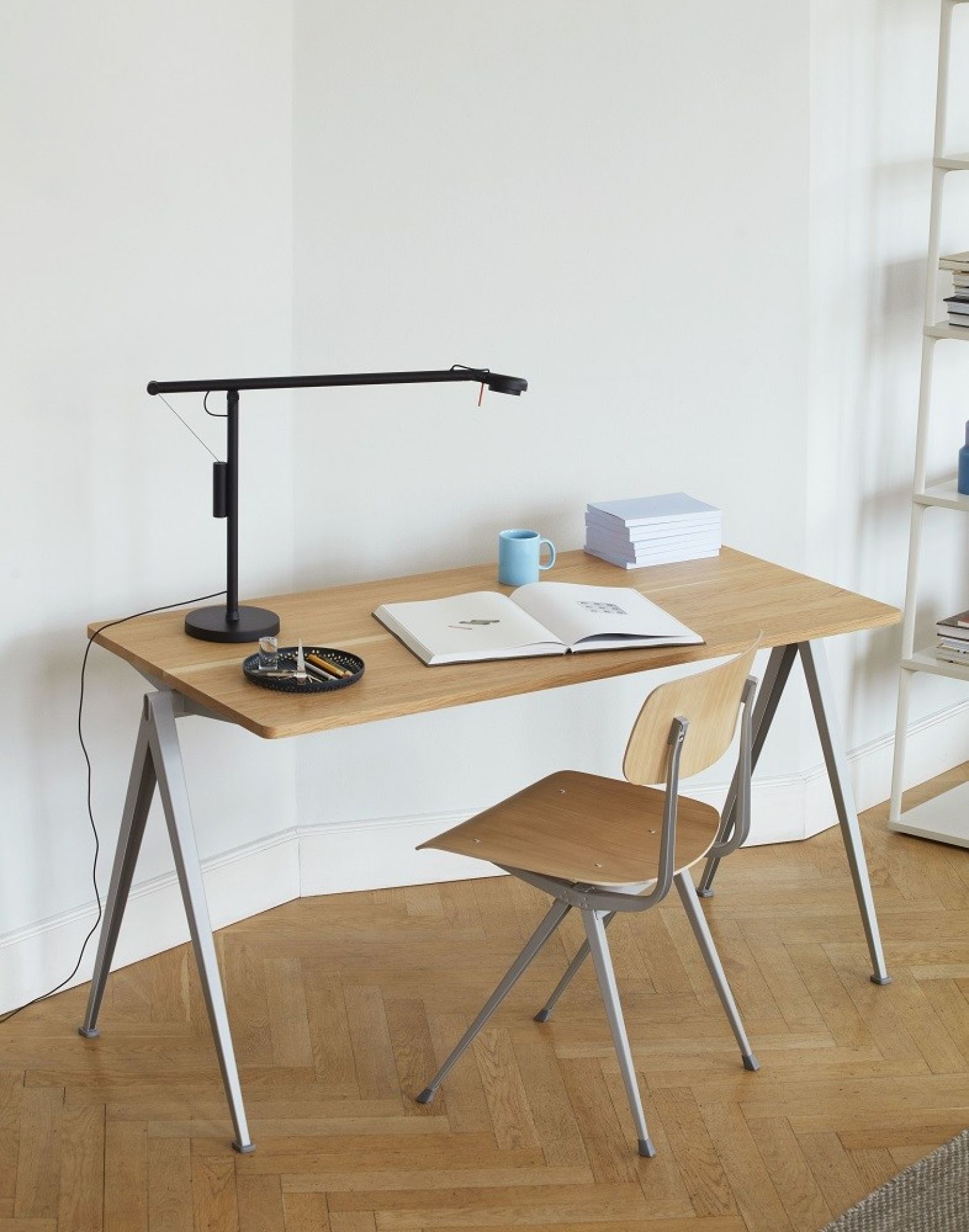 Pyramid Table 01 / Secrétaire Hay