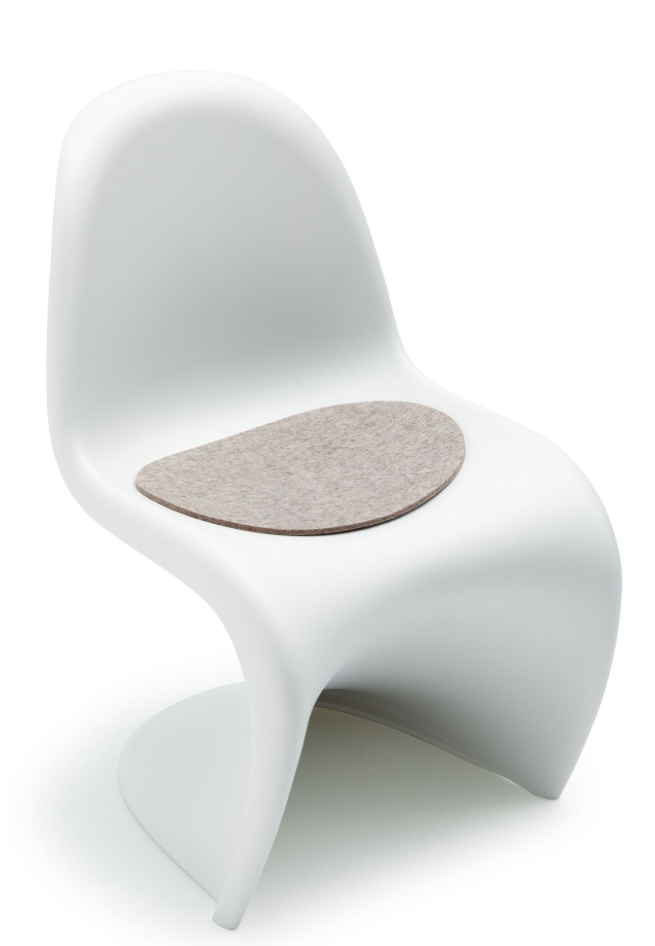 Housse de siège - housse en feutre Panton Junior HEY - SIGN by BWF Group Light melange Helle, melierte Hey Sign Filz Sitzauflage für Panton Junior Stuhl auf weißem Stuhl.