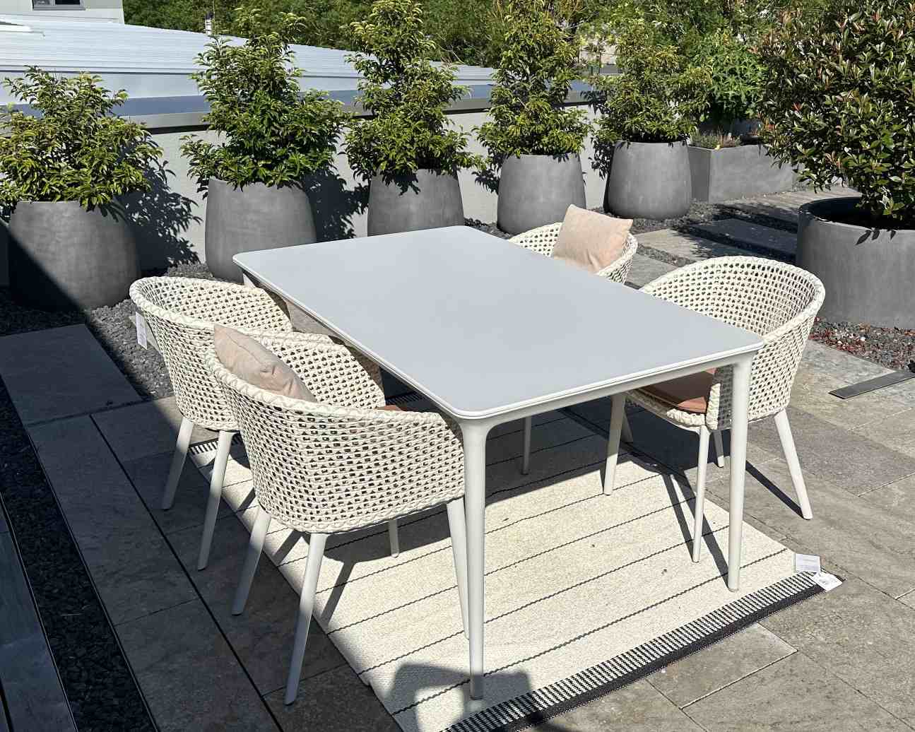 Table Bellmonde et chaise à accoudoirs Mbrace Combinaison Outdoor Dedon PIÈCE D'EXPOSITION 
