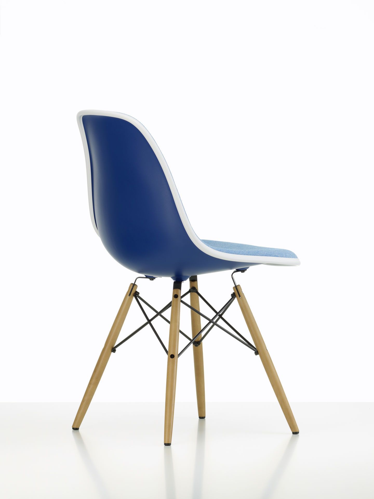 Eames Plastic Side Chair DSW chaise entièrement rembourrée Vitra