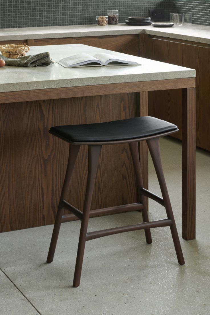 Osso Counter Stool Tabouret de bar avec coussin d'assise en cuir noir Ethnicraft 