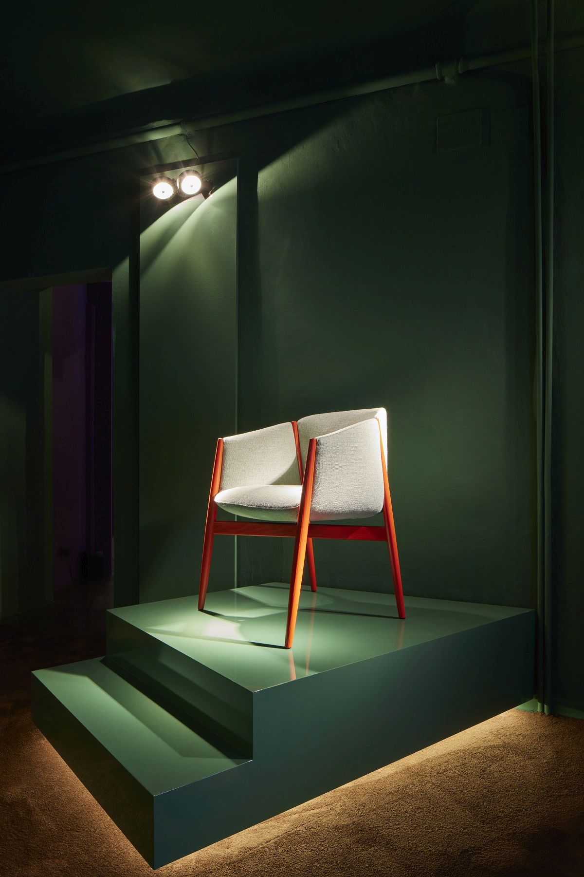 Chaise Kagu avec accoudoirs piètement bois Cor