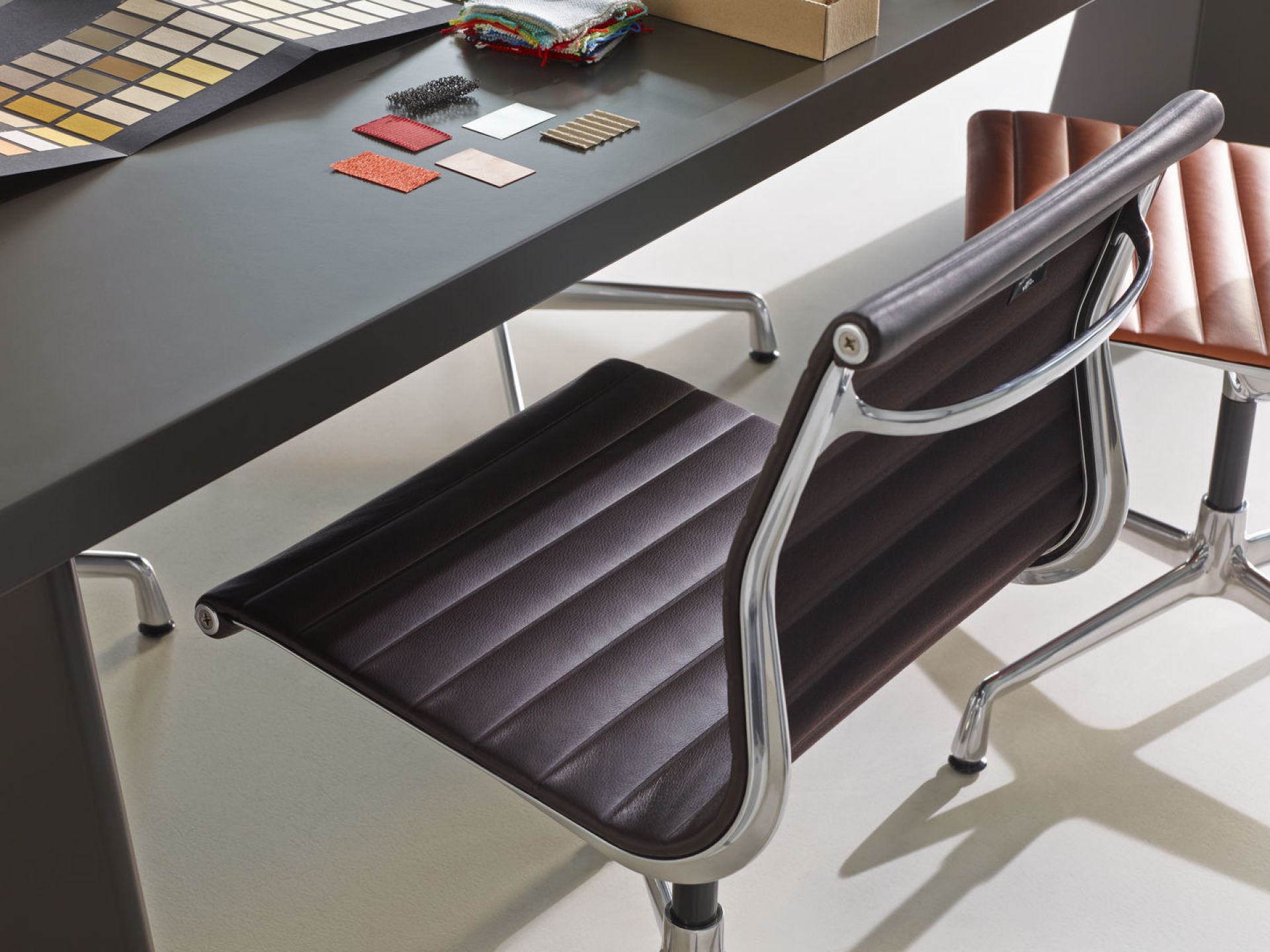 Aluminium Chair EA101 / EA 101 Chaise Vitra