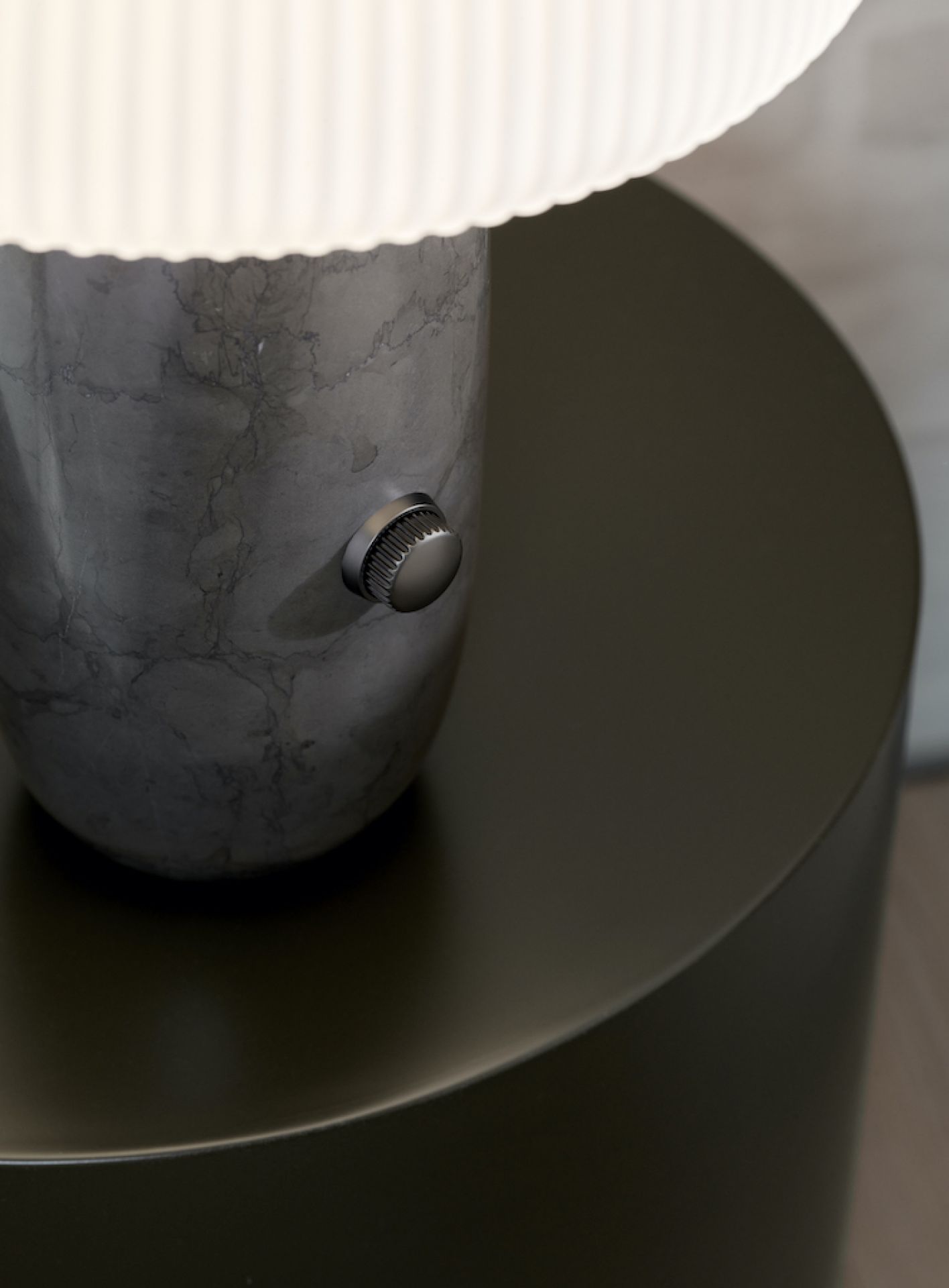 Detailaufnahme der grauen Vipp Sculpture Tischlampe mit Marmorfuß und Dimmer.
