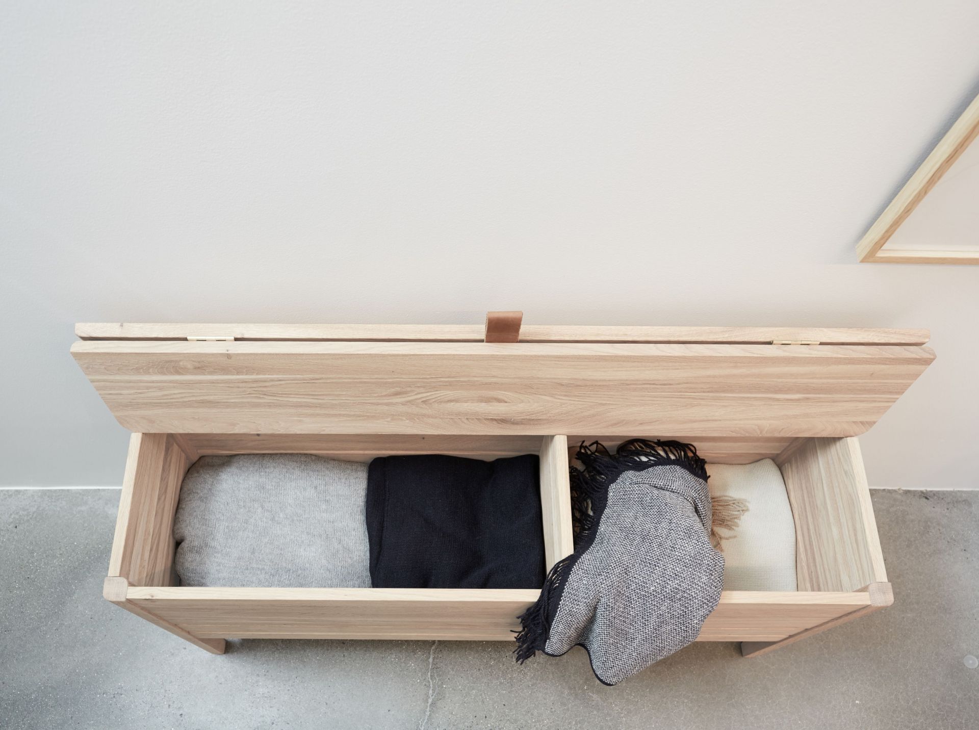 A Line Banc coffre 111 en chêne blanc huilé Form & Refine