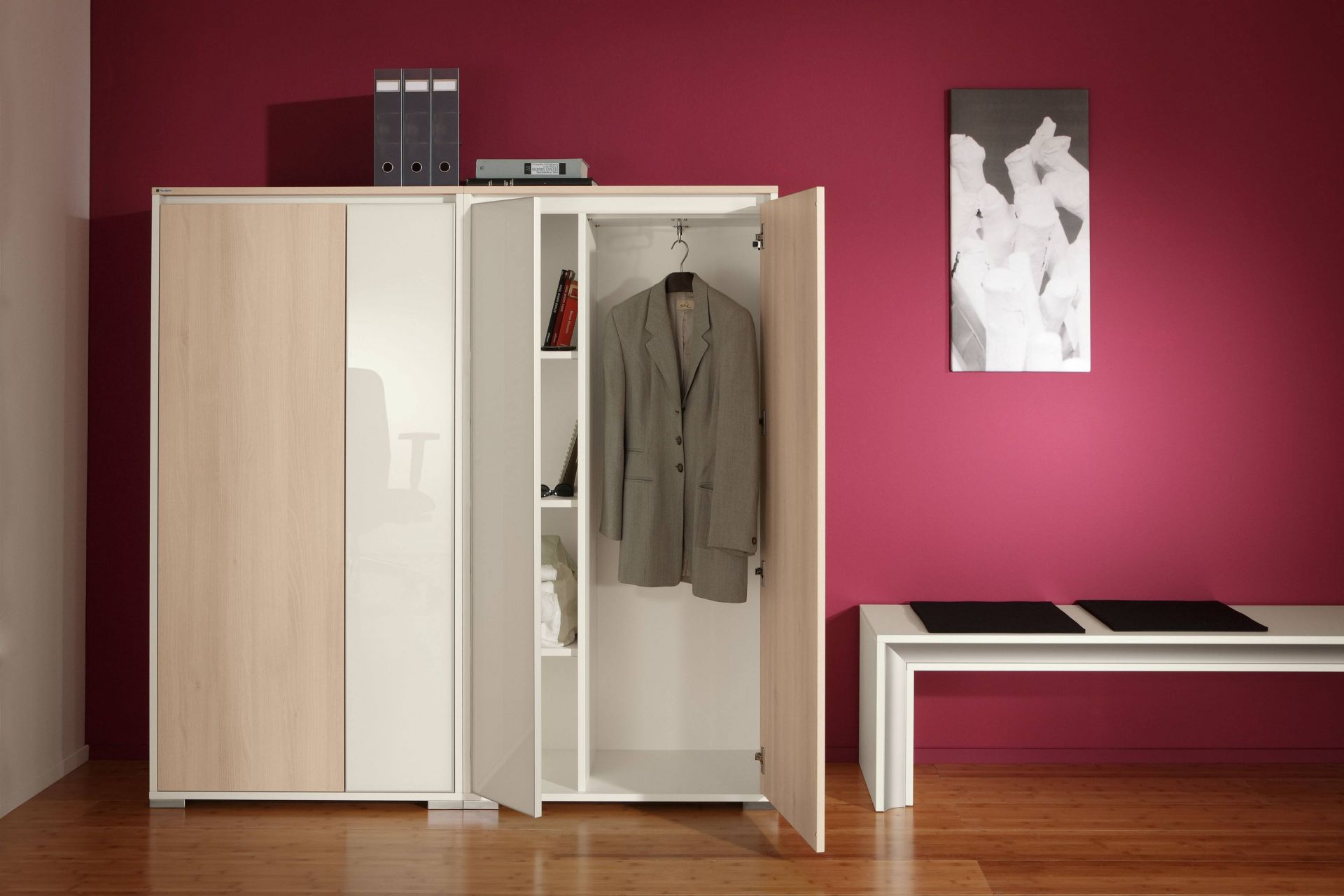 Select Garderobenschrank von Palmberg, Büromöbel mit offener Tür, Jacke, Regalen und Ordnern.