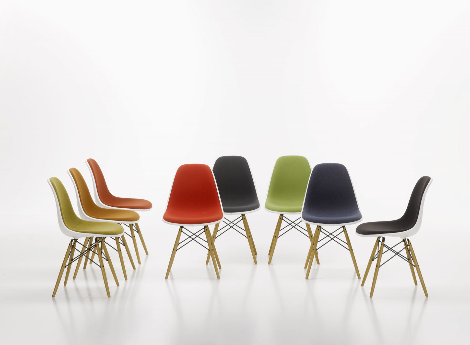 Eames Plastic Side Chair DSW chaise entièrement rembourrée Vitra