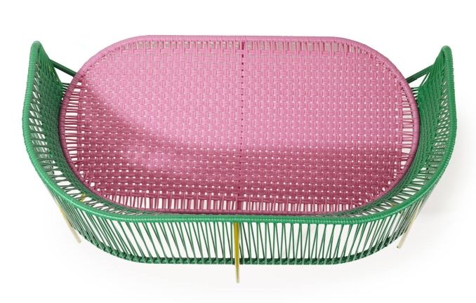 Caribe 2-Sitzer Gartenbank: Smaragdgrünes Gestell mit rosa Sitzfläche, moderne Outdoor Bank für zwei Personen.