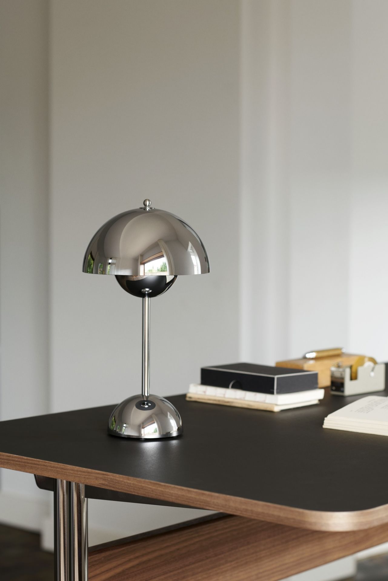 Flowerpot VP9 Portable Lampe à batterie / Lampe de table avec USB AndTradition Chromé
