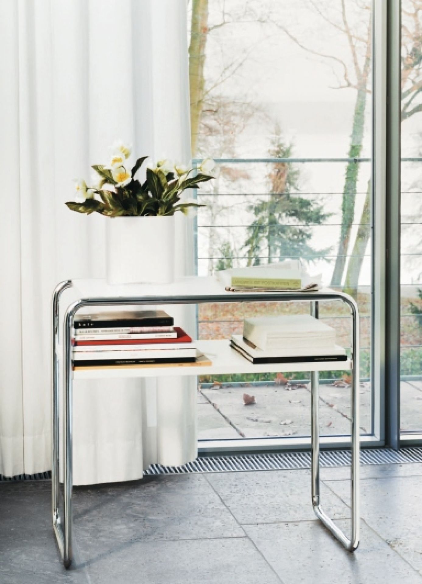 B 9 d/1 table d' appoint avec étagère Thonet