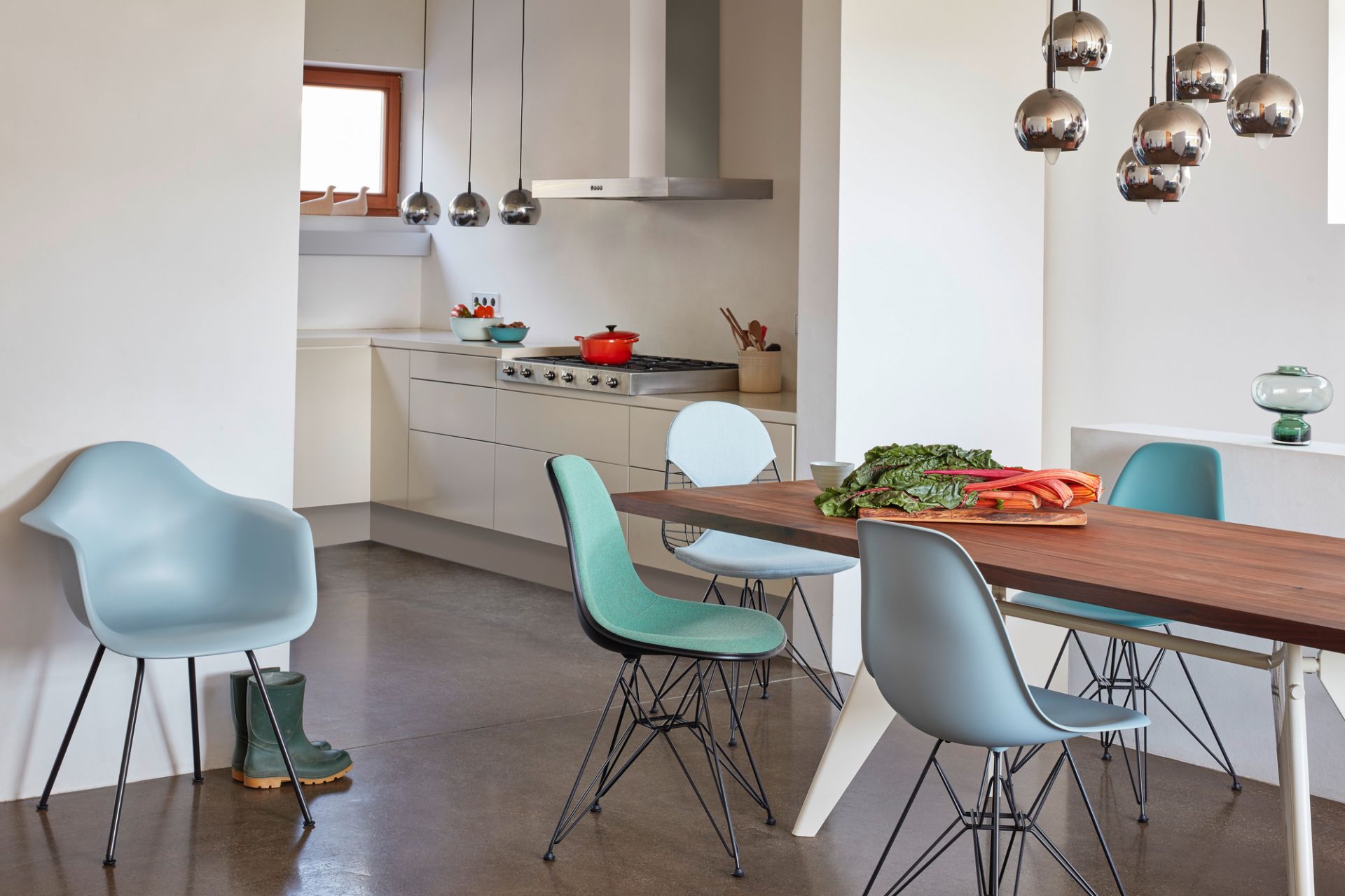 Eames Plastic Side Chair DSR Stuhl Vitra-Classic rot-Basic dark Eames Plastic Side Chair DSR Stuhl Vitra-Classic rot-Basic dark