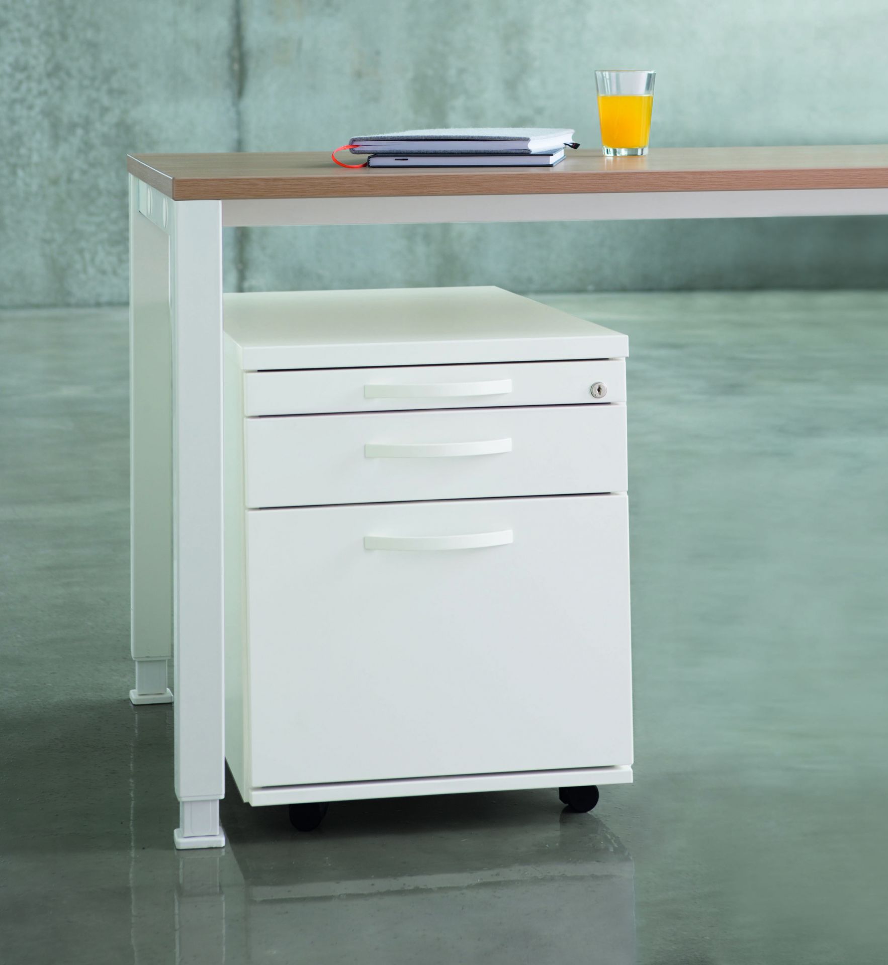 ECO.S-Mobil von König+Neurath mit drei Schubladen und Rollen unter einem Schreibtisch. Büromöbel für Ordnung.