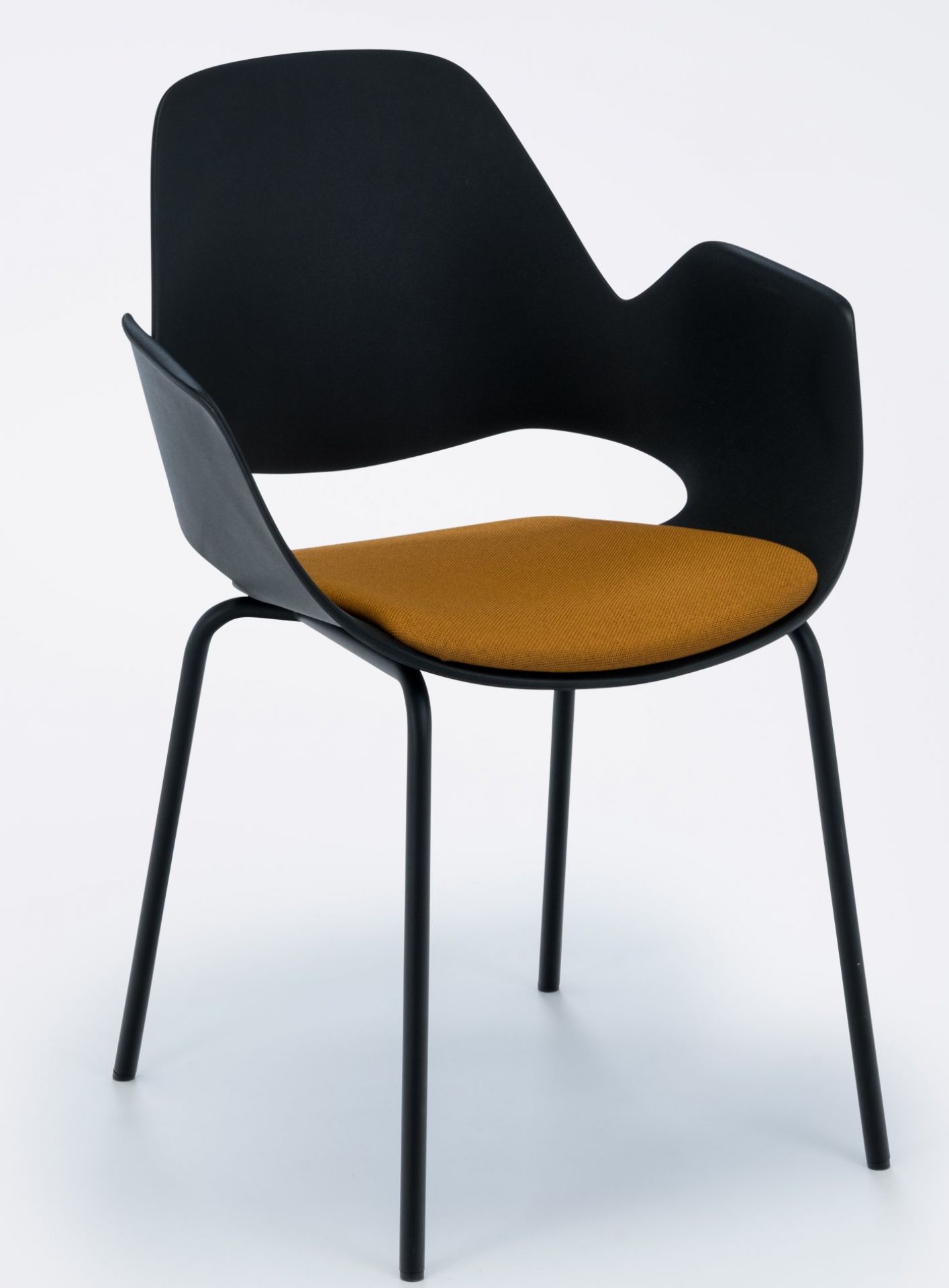Falk Chaise avec accoudoirs Pieds en métal laqué époxy noir Houe