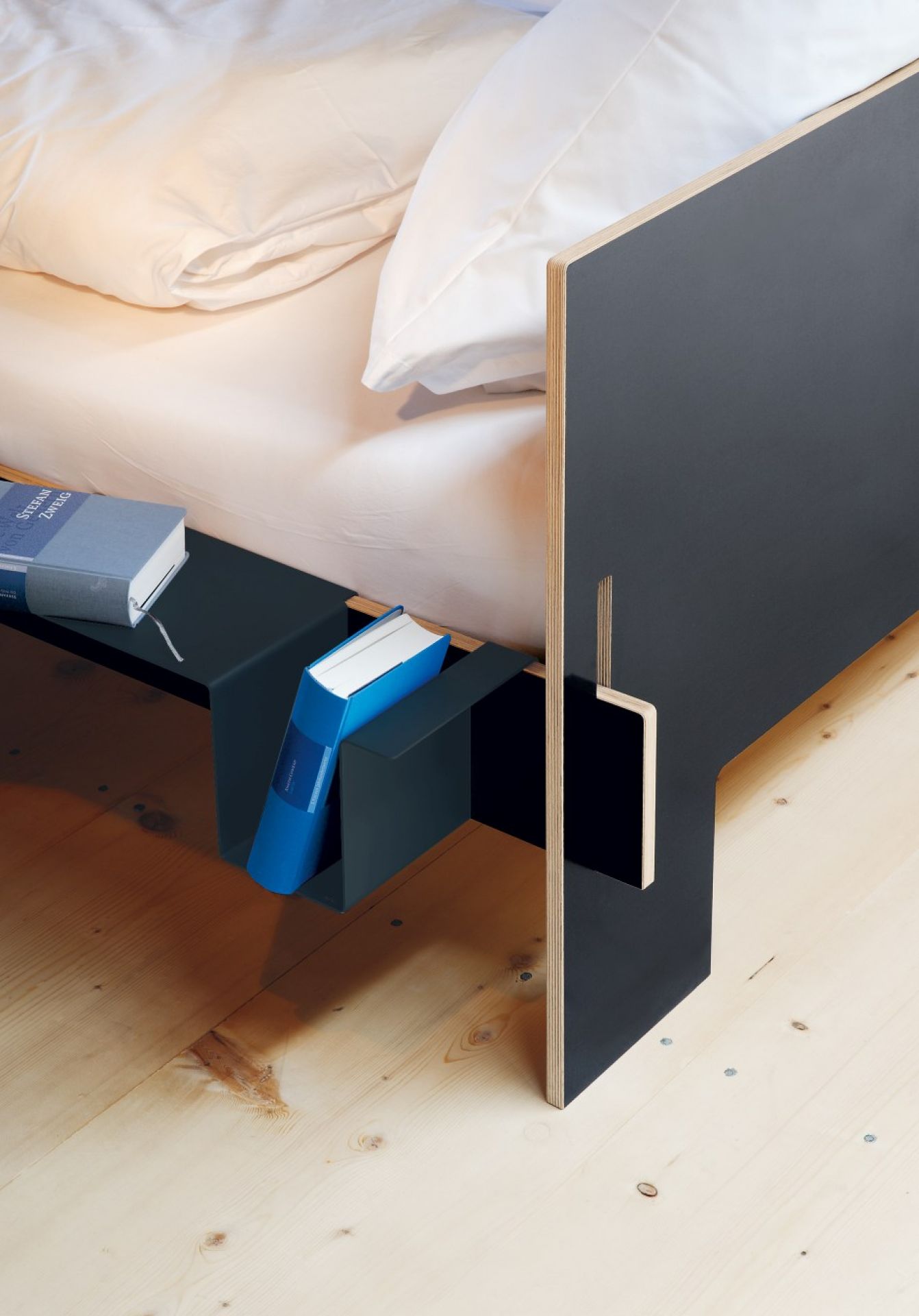 Etagère latérale pour lit de loir  Nils Holger Moormann