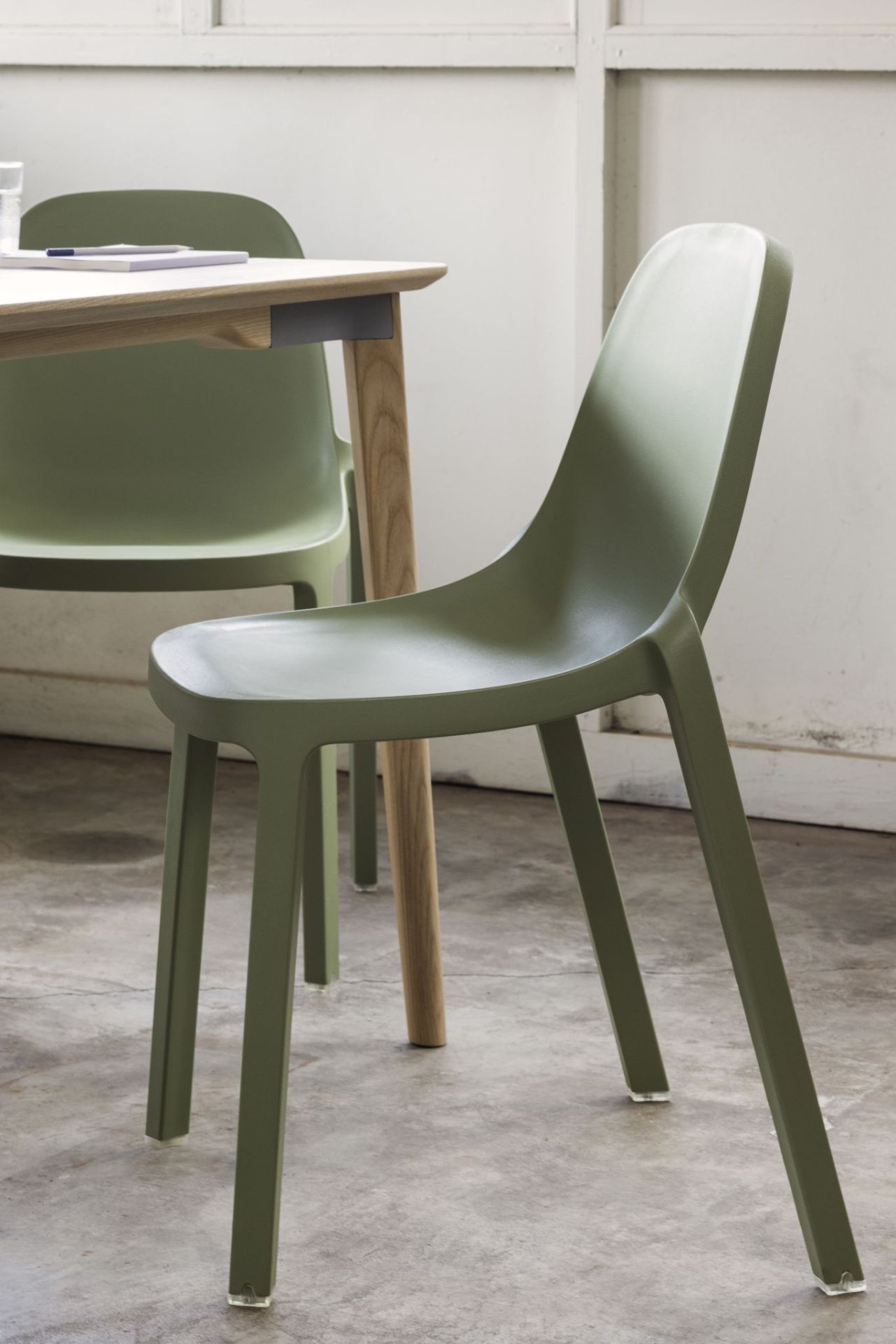 Broom Stacking Chair chaise empilable Vert sauge Emeco