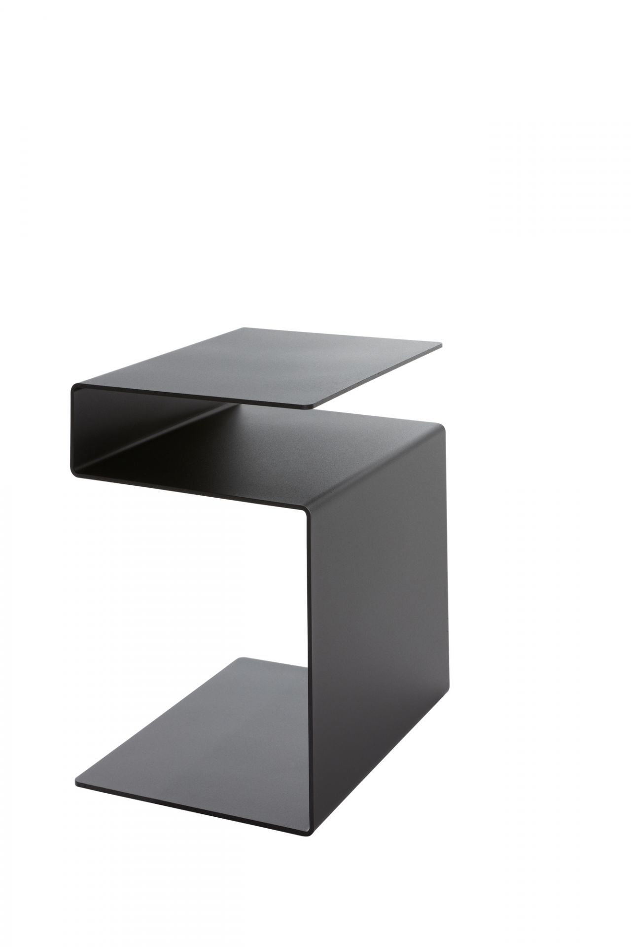 Schwarzer Huk Beistelltisch von Müller Möbelwerkstätten: Moderner, minimalistischer Nachttisch oder Ablagetisch für Wohnzimmer und Schlafzimmer.