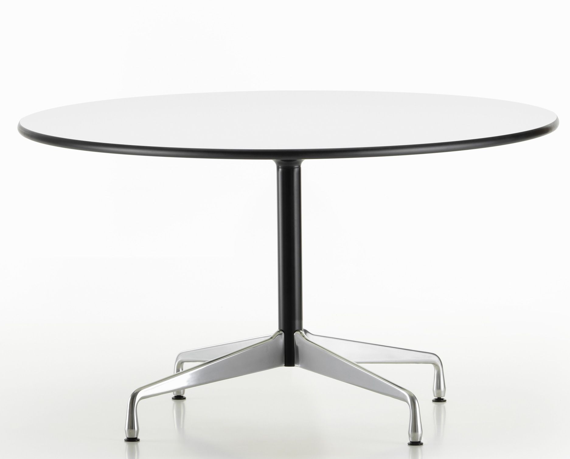 Eames Segmented Table Dining Table de salle à manger ronde HPL BLANC / EXTERNE POLI / PIED BASIC DARK VITRA EXEMPLE DE FEMME