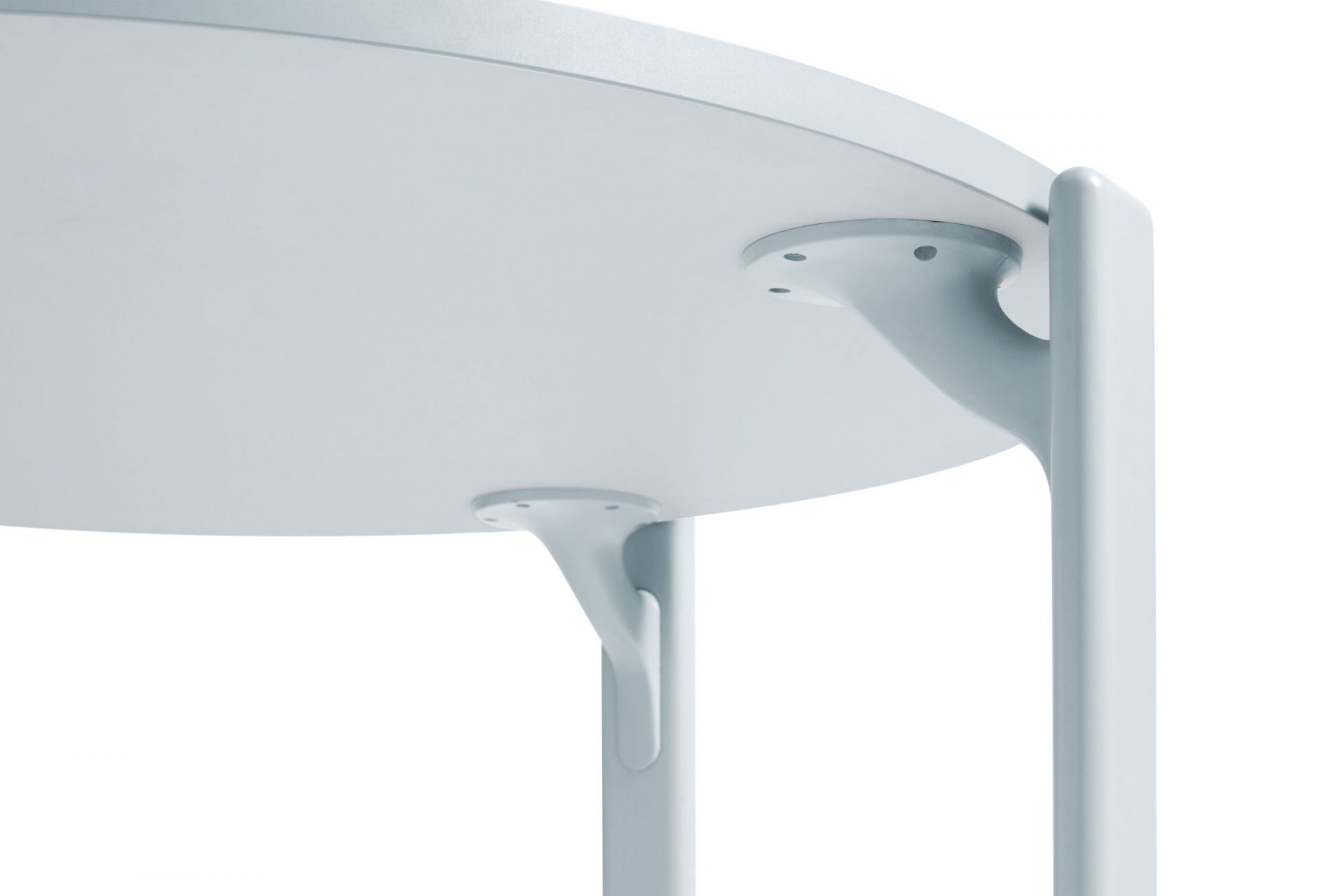 Detailansicht des Rey Table Tisches von Hay in Schieferblau, Fokus auf Tischplatte und Beine.