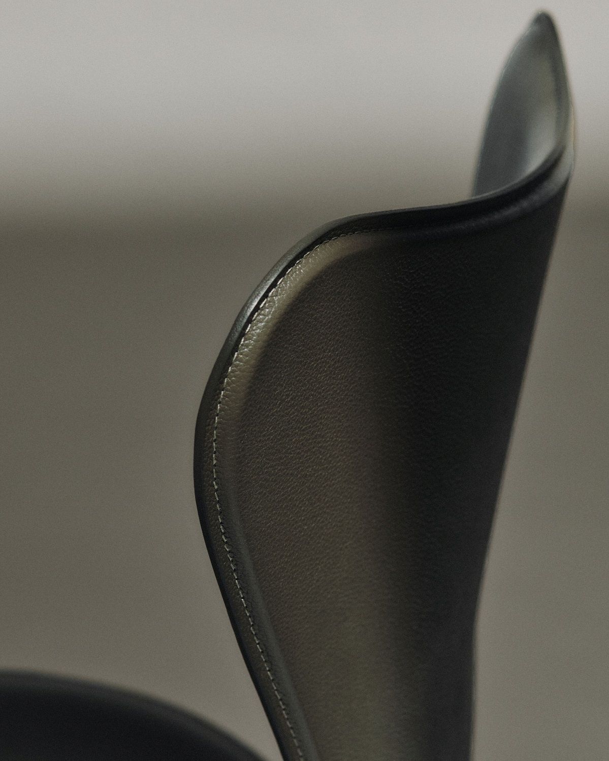 Sept / Série 3107 Tailored Chaise Fritz Hansen