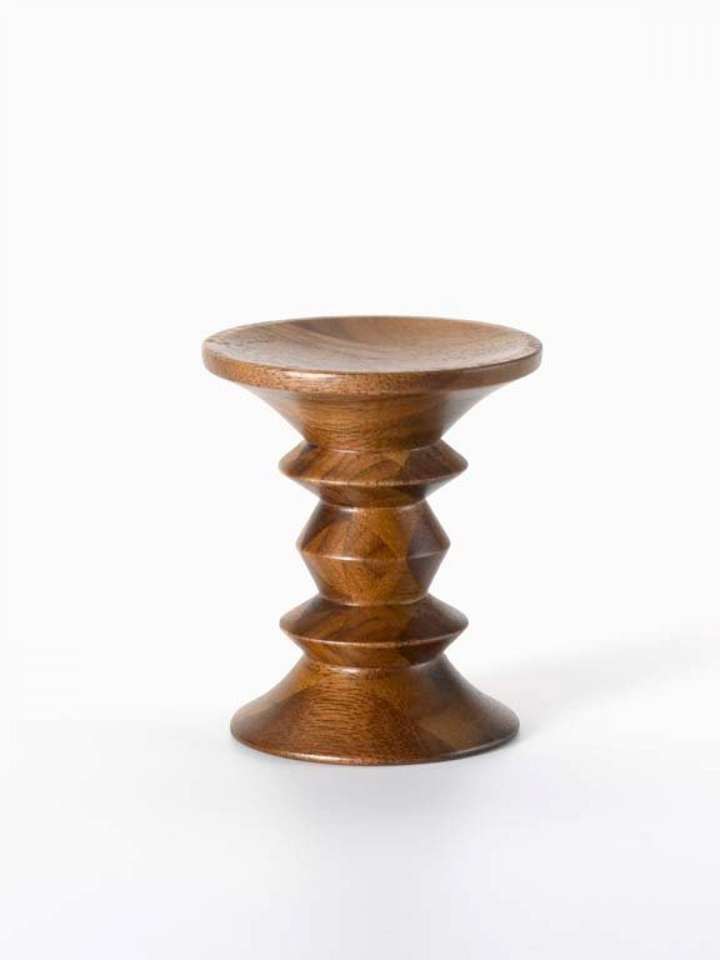 Miniatur Stuhl Stool Model A Vitra aus Holz, Detailaufnahme auf weißem Hintergrund.