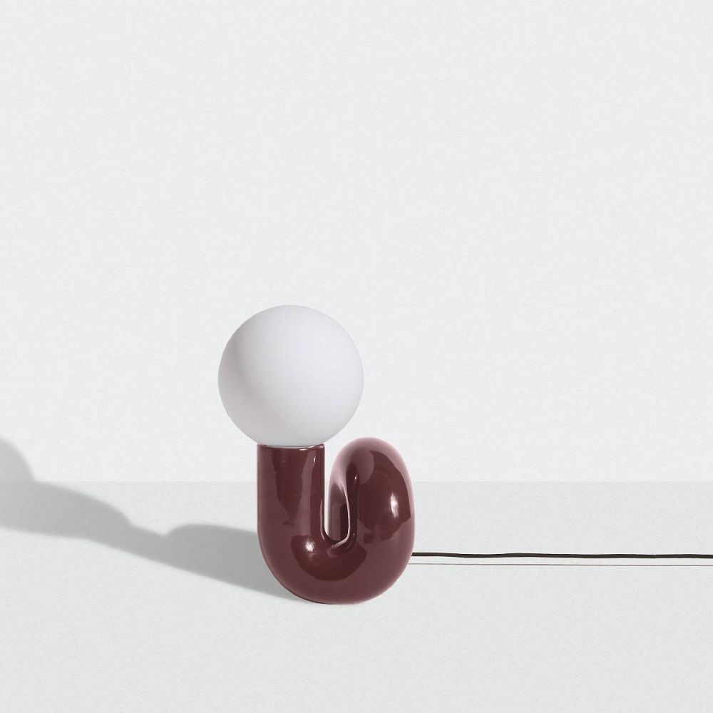 Neotenic Tischleuchte von Petite Friture, kleine Lampe in Braun mit weißem Leuchtmittel.